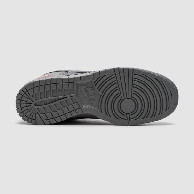 Nike SB Dunk Low x Supreme Grey — 3
